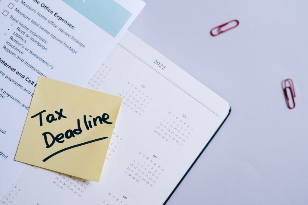 Calendar with a post it note that says tax deadline on it